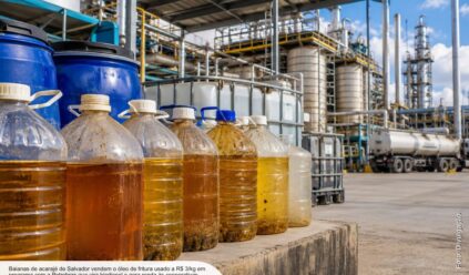 Baianas de acarajé de Salvador agora vendem o óleo de fritura a R$ 3 o quilo e viram catadoras de renda em programa que transforma resíduo em biodiesel